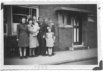 De voordeur met de familie Swenne vlak na de oorlog.
<br/>
Henk Krabbendam, 1947